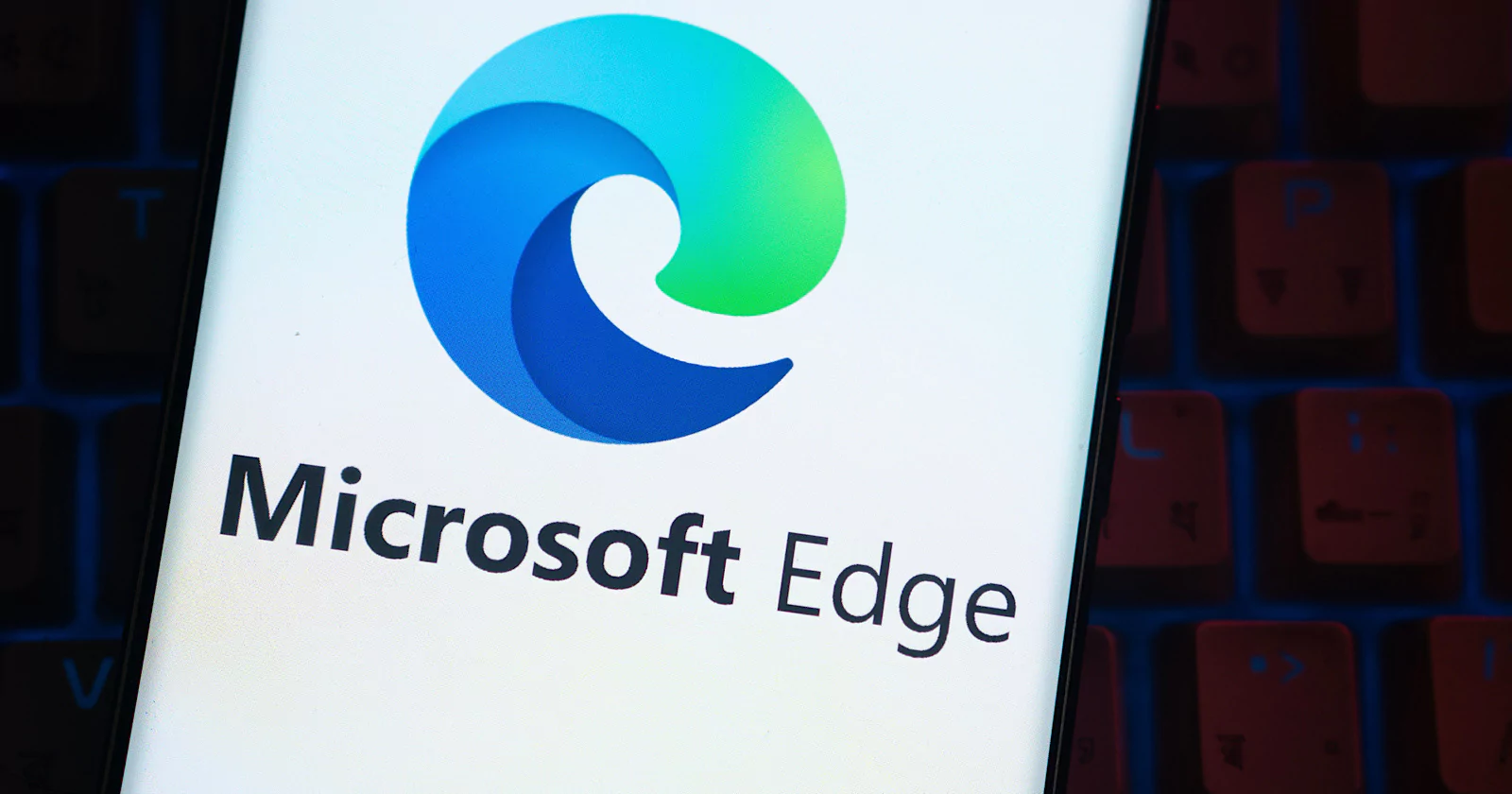 Microsoft Edge browser uses Copilot AI to analyze and organize multiple open tabs.